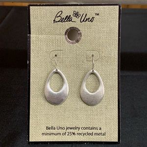 NWT Bella Uno silver tone earrings